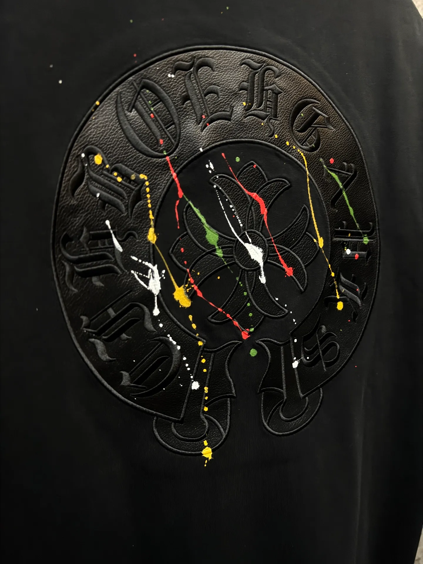 P190 top version, real shot without P, ​​different from market currency) 𝗖𝗵𝗿𝗼𝗺𝗲 𝗛𝗲𝗮𝗿𝘁𝘀/Croxin 2026 spring new original single counter American leather embroidery plus painted inkjet couple short sleeves 👑The highest version! Customized fabric 300 grams, best-selling model at the counter, very comfortable to wear. Accessories: original molded and authenticated collar label ➕ 100% silk wash water label. Genuine purchase-grade original hangtag➕matching hanging rope➕3D hanging beads➕original packaging bag. Craftsmanship: The original version has consistent wiring! The highest version of the armhole matching technique! Color: White Black Size: S M L XL Style No.: 26-2030